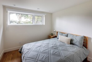 1 bedroom, iron/ironing board, WiFi, bed sheets - Enjoy the mountains and the ocean from this clean and cozy Deep Cove Suite (North Vancouver)