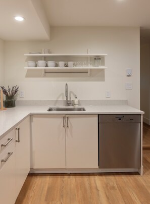 Microwave, oven, stovetop, dishwasher - Enjoy the mountains and the ocean from this clean and cozy Deep Cove Suite (North Vancouver)