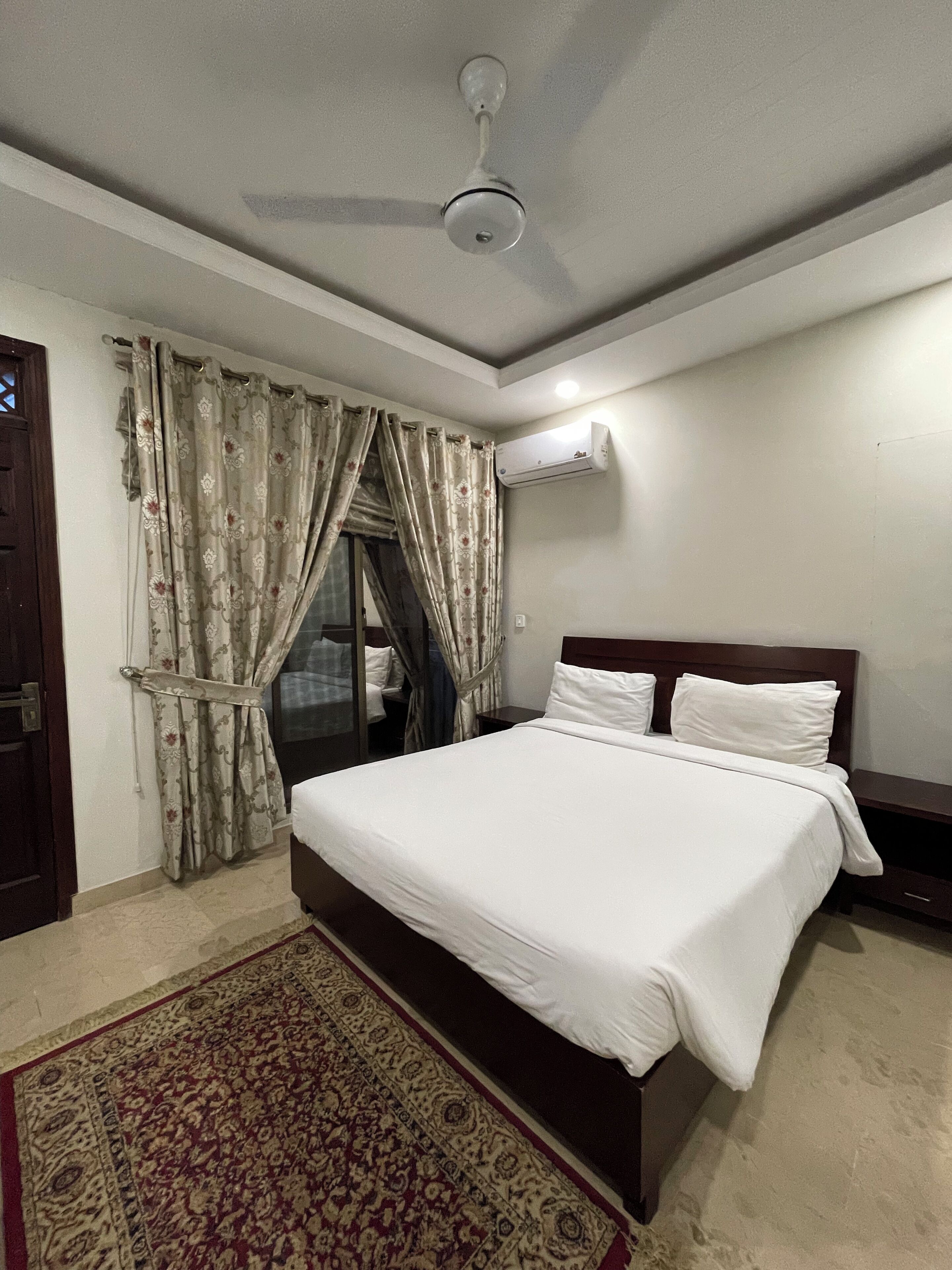 6 quartos, ferros/tábuas de passar roupa, Wi-Fi, roupa de cama