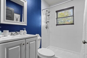 Regadera, secadora de cabello, toallas, jabón 