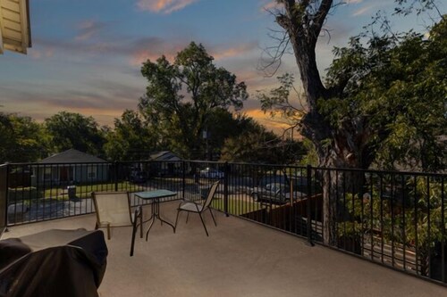 Historic Dallas 5BR w Balcony, Yard & Large Group Dining 3 miles from Downtown