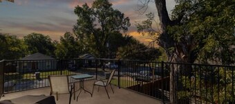 Historic Dallas 5BR w Balcony, Yard & Large Group Dining 3 miles from Downtown