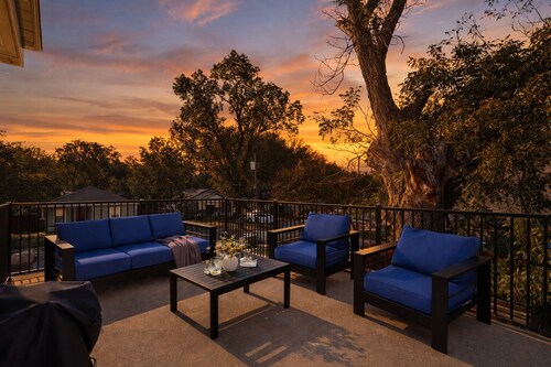 Spacious 5BR Group Retreat Near Downtown, Convention Center, Baylor & Fair Park