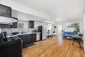 Refrigerador, microondas, horno y parrilla de estufa 