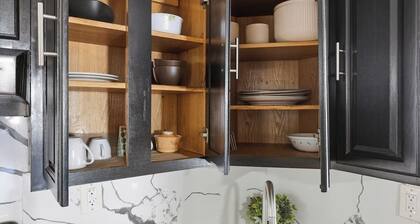 Superb apartment with AC in lively Jersey City neighborhood