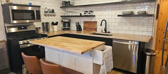 Rock Ridge Retreat - Mountain views surround you. Wildlife is abundant & Privacy