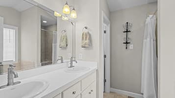 Tina de hidromasaje, toallas, jabón, papel de baño