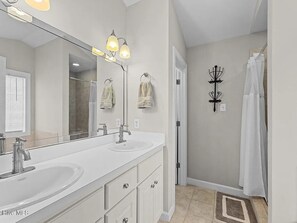 Tina de hidromasaje, toallas, jabón, papel de baño 