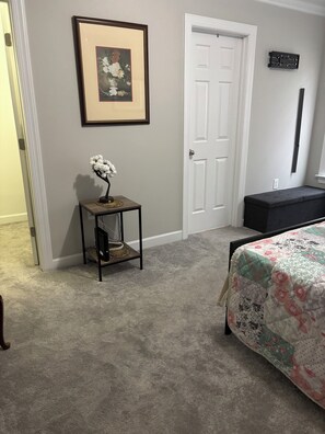 3 habitaciones, tabla de planchar con plancha, wifi y ropa de cama 