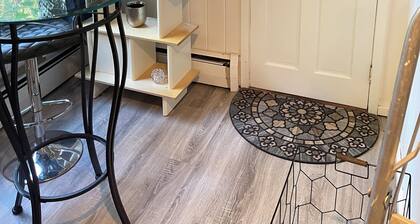 Charming private room, private entrance, quiet dead end street!