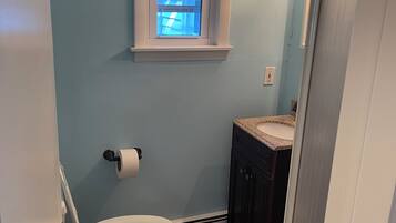 Douche, sĂšche-cheveux, serviettes fournies, savon