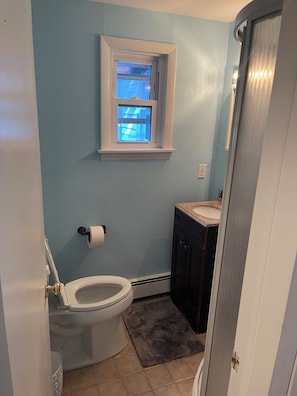 Suihku, hiustenkuivaaja, pyyhkeet, saippua