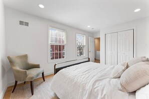 2 عدّة غرف نوم ومكتب ومكواة/لوح كي وواي فاي مجانًا