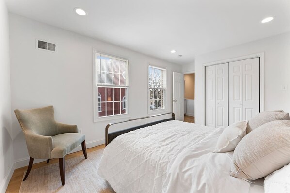 2 عدّة غرف نوم ومكتب ومكواة/لوح كي وواي فاي مجانًا