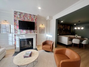 Smart TV, offices - Cap Hill Home Stylish & Central (Washington)