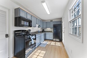 ثلاجة، ميكروويف، فرن، موقد طهي مسطح