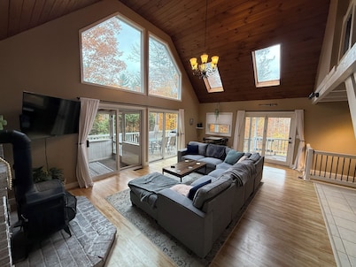 Modern 3+bedroom house minutes from Attitash and Storyland