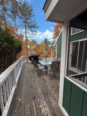 Outdoor dining - Modern 3+bedroom house minutes from Attitash and Storyland (Bartlett)