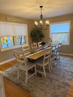 Dining - Modern 3+bedroom house minutes from Attitash and Storyland (Bartlett)