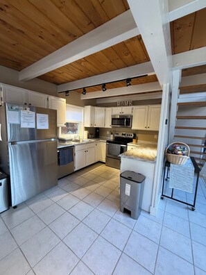 Fridge, microwave, oven, stovetop - Modern 3+bedroom house minutes from Attitash and Storyland (Bartlett)