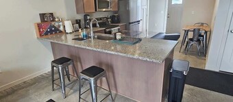 Cozy 2BR Home Parking and Full Kitchen