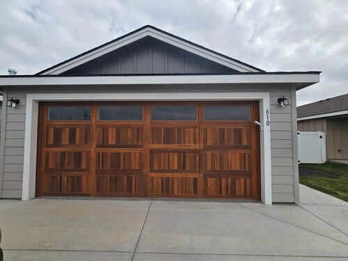 Cozy 2BR Home Parking and Full Kitchen