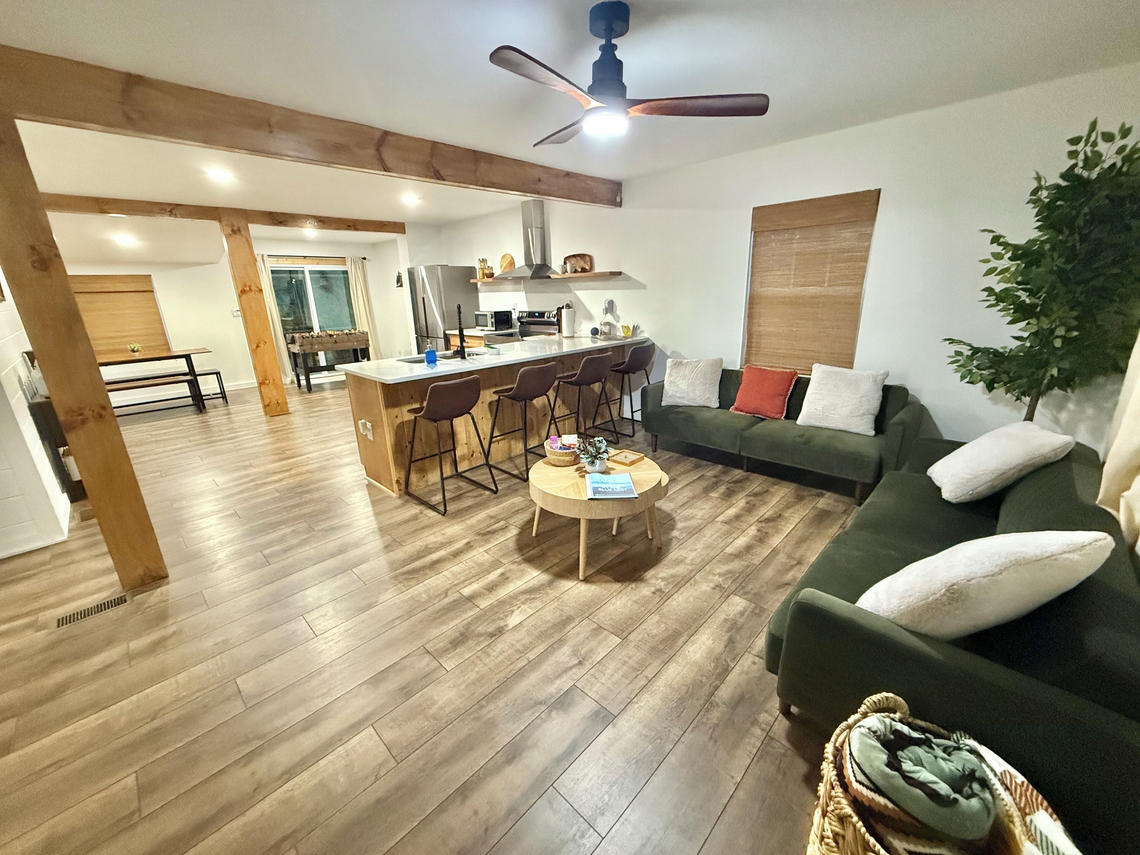 TV connectée, cheminée, livres