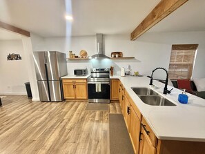 Refrigerador, microondas, horno y parrilla de estufa 