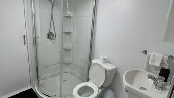 SĂšche-cheveux, serviettes fournies, papier toilette