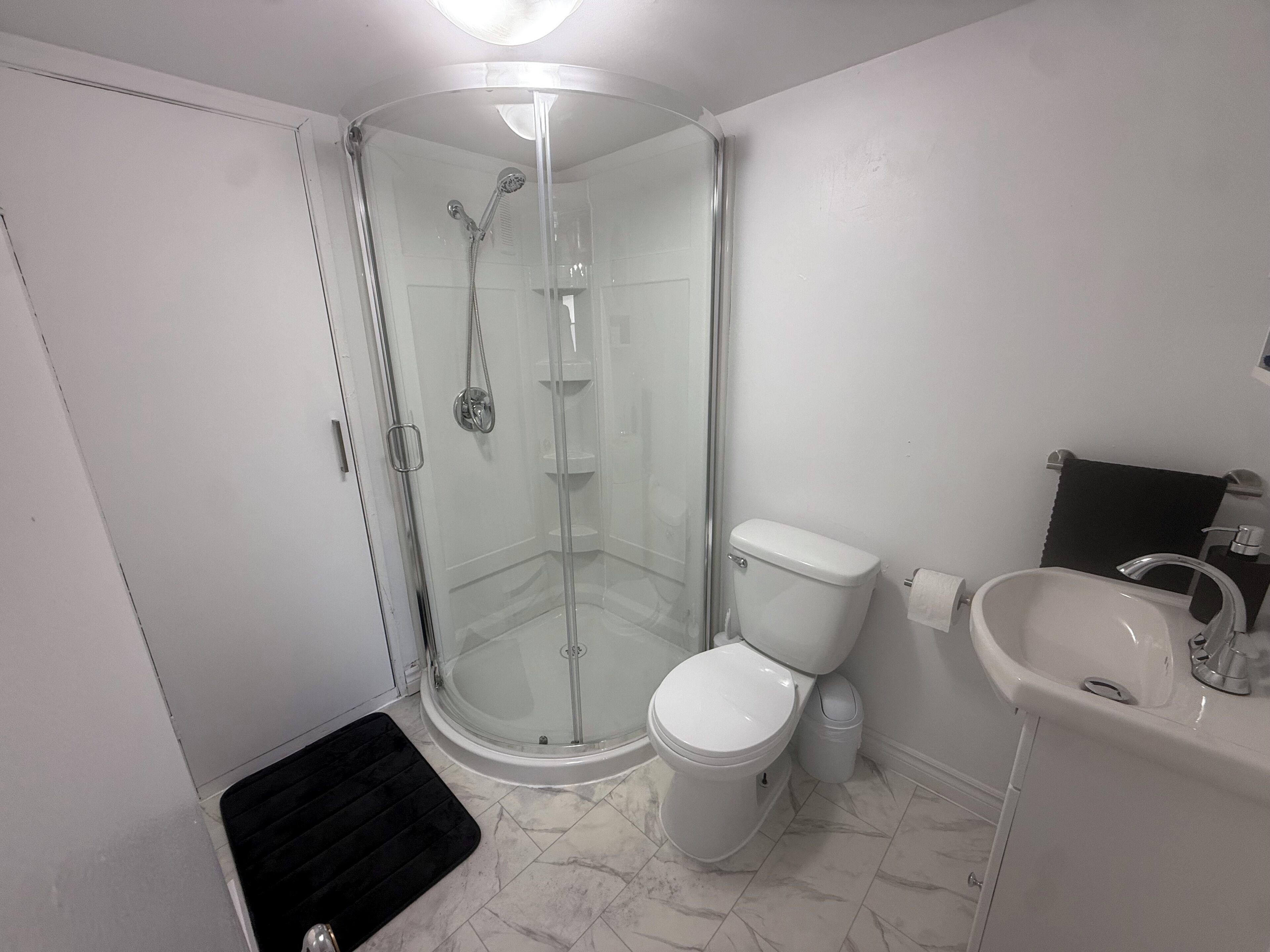 Haartrockner, Handtücher, Toilettenpapier