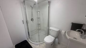 Haartrockner, Handtücher, Toilettenpapier