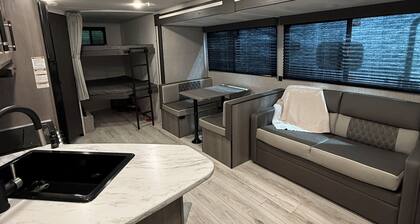 Welcoming RV-sleeps 4-6! Brand new!