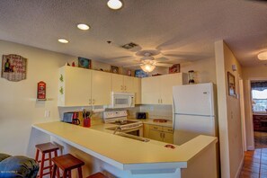 Een microgolfoven, een oven, een kookplaat, een vaatwasser