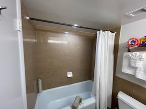 مجففات شعر، مناشف، صابون، ورق حمّام