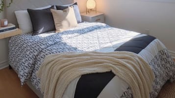 Tabla de planchar con plancha, internet y ropa de cama