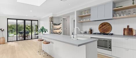 Refrigerador, microondas, horno y parrilla de estufa