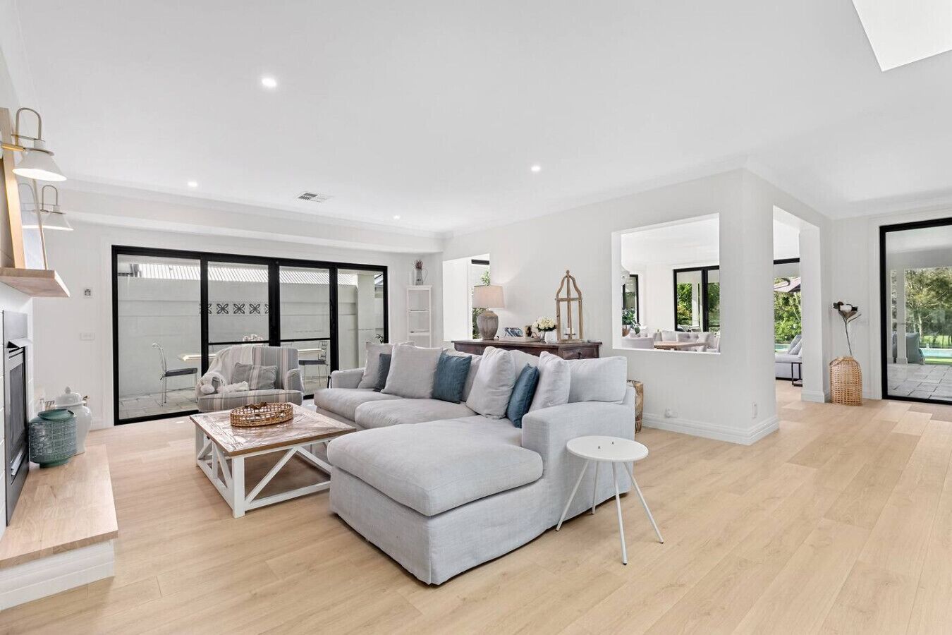 تلفزيون، مدفأة، مشغل دي في دي، ستيريو