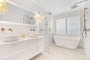 Asciugacapelli, asciugamani, sapone, carta igienica