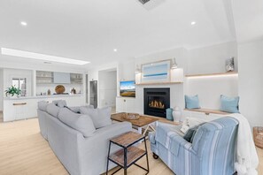 تلفزيون، مدفأة، مشغل دي في دي، ستيريو