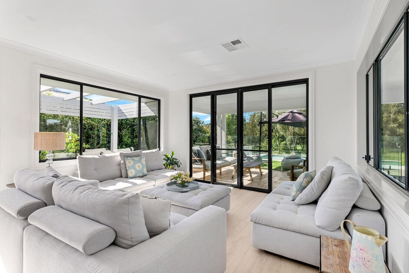 تلفزيون، مدفأة، مشغل دي في دي، ستيريو