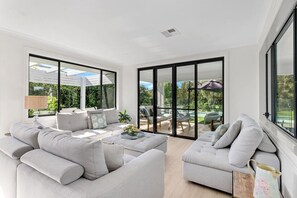 Een televisie, een open haard, een dvd-speler en een stereo