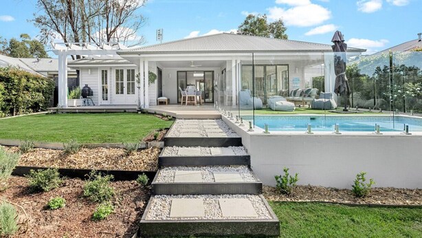 A modern house with a pool, a covered patio, and a well-maintained lawn. - Whitepepper Cottage, Pokolbin, Hunter Valley (Pokolbin)