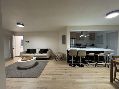 Fabulous 2-bedroom condo with AC in Oakland