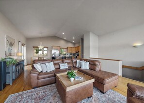 Älytelevisio, takka, kirjoja