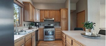 One Million Dollar Mountain View Retreat - 2 Bedroom / 2 Bathrooms