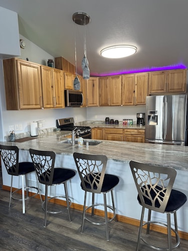 3-bedroom bungalow in welcoming Palmer with AC