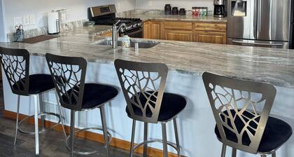 3-bedroom bungalow in welcoming Palmer with AC