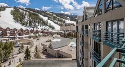 Ski in/out w/great views, amazing location, shared pool/hot tub, & fireplace
