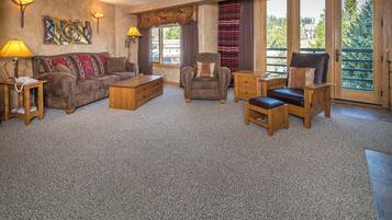 Een smart-tv en een open haard