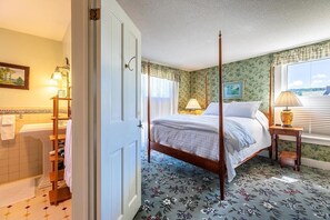 5 bedrooms, free WiFi, bed sheets - Historic Ski House, Walk to Town, Short Drive to Slopes (Jamaica)